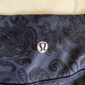 Lululemon navy and black paisley crop leggings